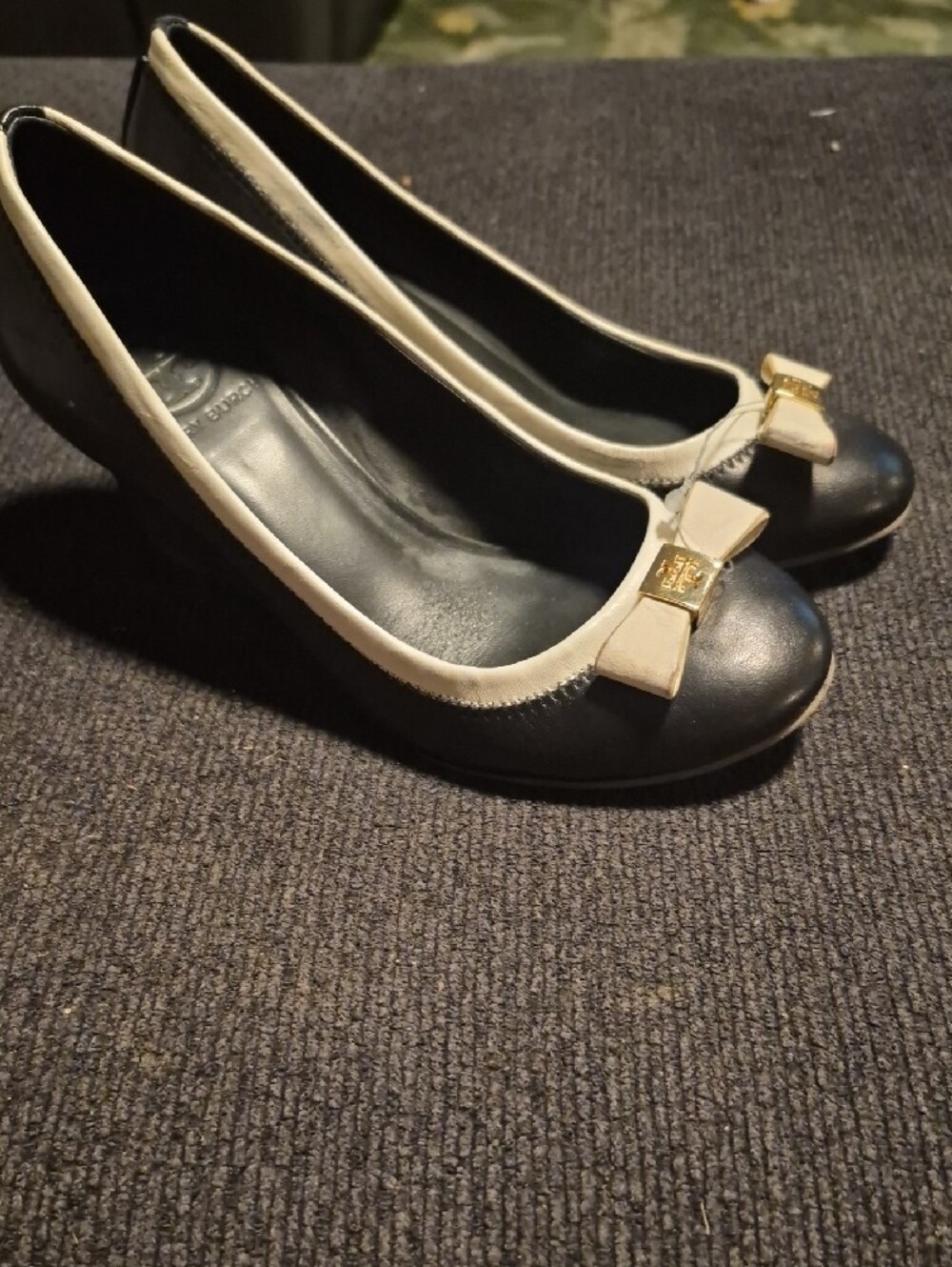Tory Burch Black Wedge Pumps with Cream Trim and Bow Accent - Picture 2 of 6
